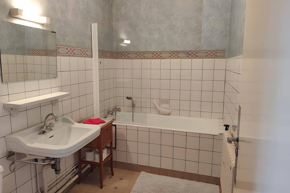 Entire apartment, Room “Domaine du Peuplier” with Shared Terrace, Balcony and Wi-Fi in La Vôge-les-Bains, Épinal region