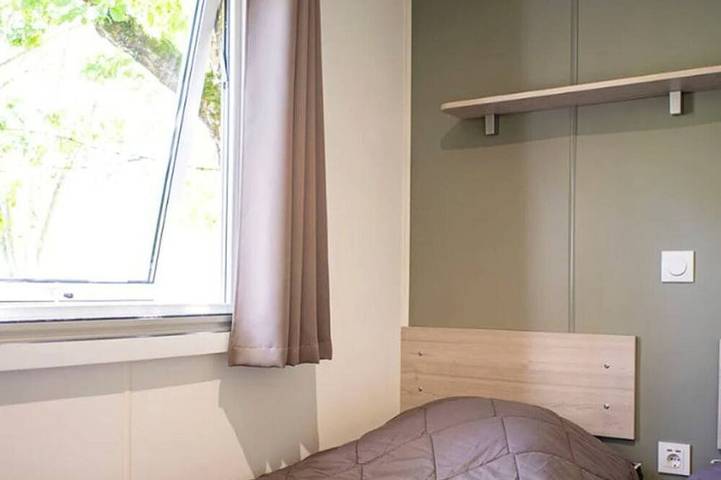Mobilheim für 4 Personen mit Terrasse und Rollstuhlgerecht in Lissac-sur-Couze, Brive-la-Gaillarde und Umgebung
