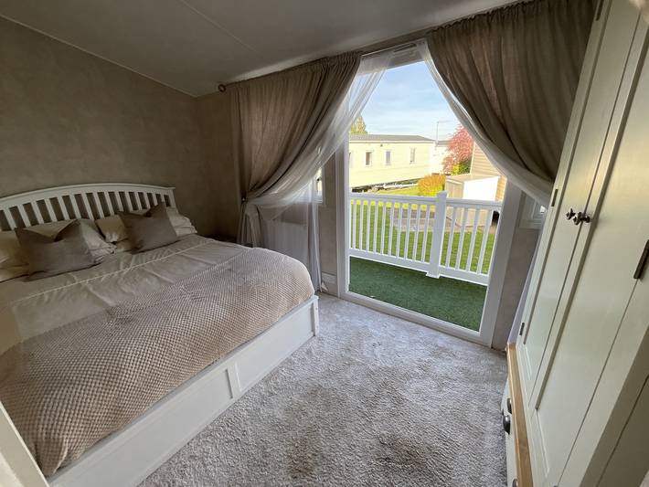 Seaview Caravan 2 Bedroom Sleeps 6 -WiFi -Smart Tv in Mersea Island, Colchester