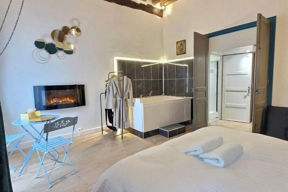 Appartement entier, Suite bien être - jacuzzi et sauna / love room Spa in Arpajon, Essonne
