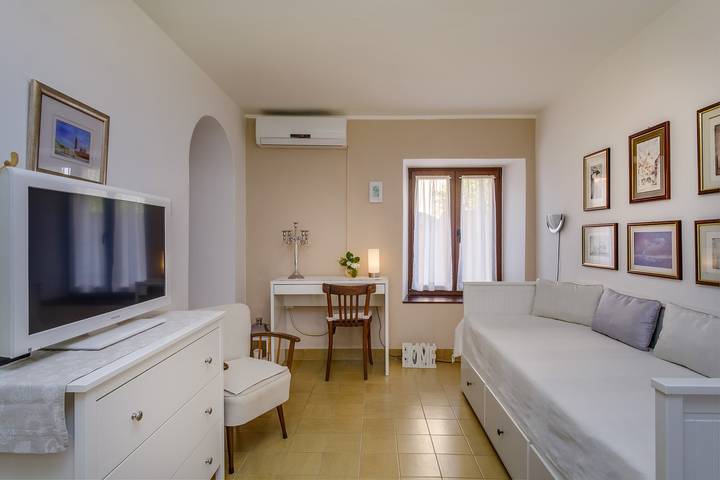 Ganze Wohnung, Neu renovierte Wohnung Jelena 1, für 4 Personen, in Veli Lošinj. Die Wohnung verfügt über ein Schlafzimmer, Badezimmer, Wohnzimmer, Esszimmer und Küche. in Veli Losinj, Lošinj (Kvarner Bucht)