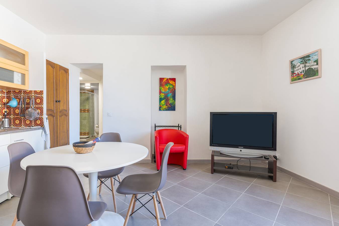 Apartamento entero, Apartamento "2 - F2 Centre Village" con vistas a la montaña in Charleval, Region de Aix-en-Provence