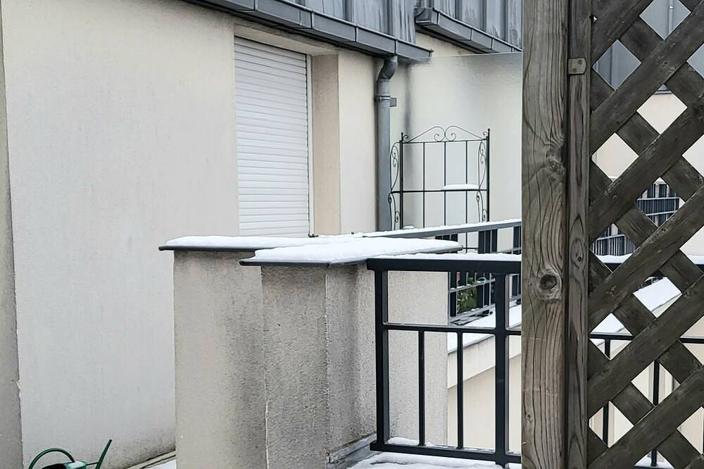 Belle Chambre sur Jardin, Dernier Étage et Terrasse in Issy-les-Moulineaux, Hauts-de-Seine