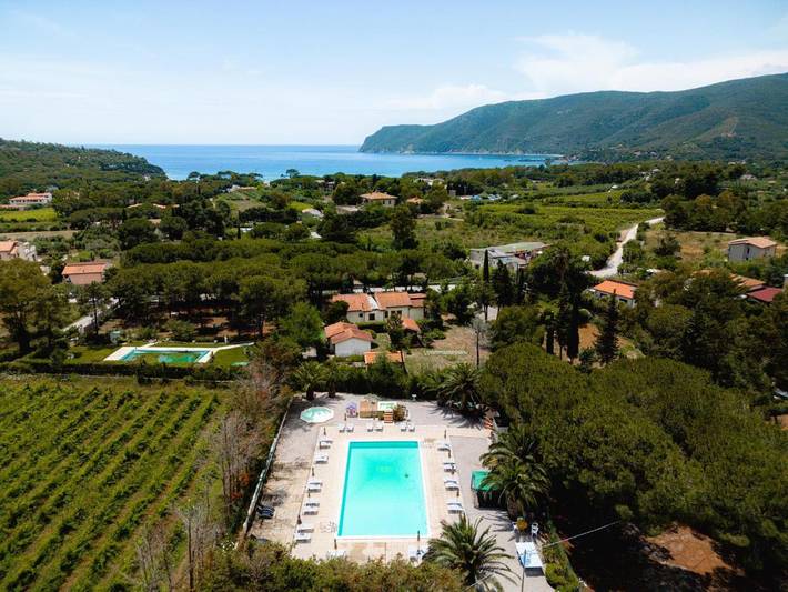 Bungalow per 5 persone, con Idromassaggio e Terrazza nonché Piscina e Panorama a Lacona