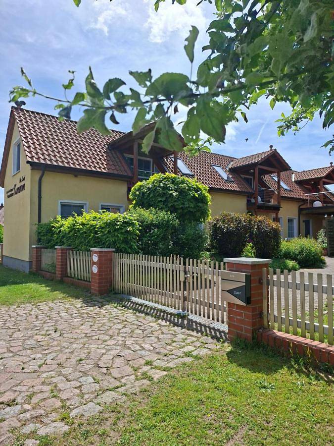 Ferienwohnung für 2 Personen, mit Balkon und Terrasse sowie Garten und Ausblick in Damnatz