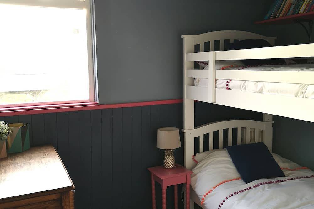 Croyde cottage with direct access to beach path, close to pubs and shops. in Croyde, Devon