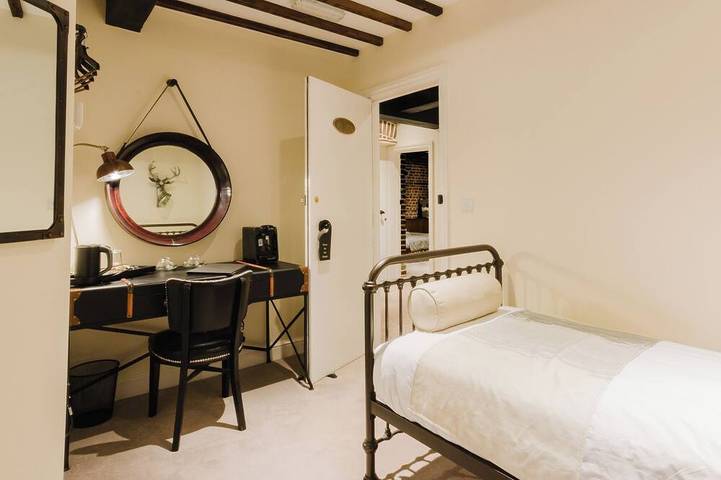 Experience boutique comfort above The Powell pub in Birchington. Stylish en-suite rooms, luxury touches, and a vibrant pub below—perfect for business, couples, or families. Book your coastal escape today! in Birchington, Kent