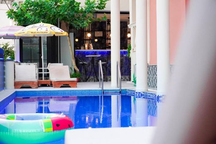 Apartamento para 2 personas, con vistas además de balcón y piscina en Albania