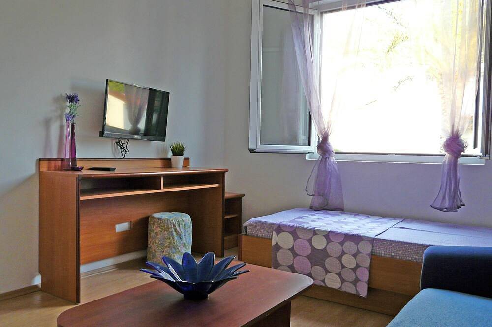 Ganze Wohnung, 1-Zimmer-Ferienwohnung mit Balkon und Meerblick Drvenik Donja vala, Makarska (A-6756-a) in Drvenik, Makarska Riviera