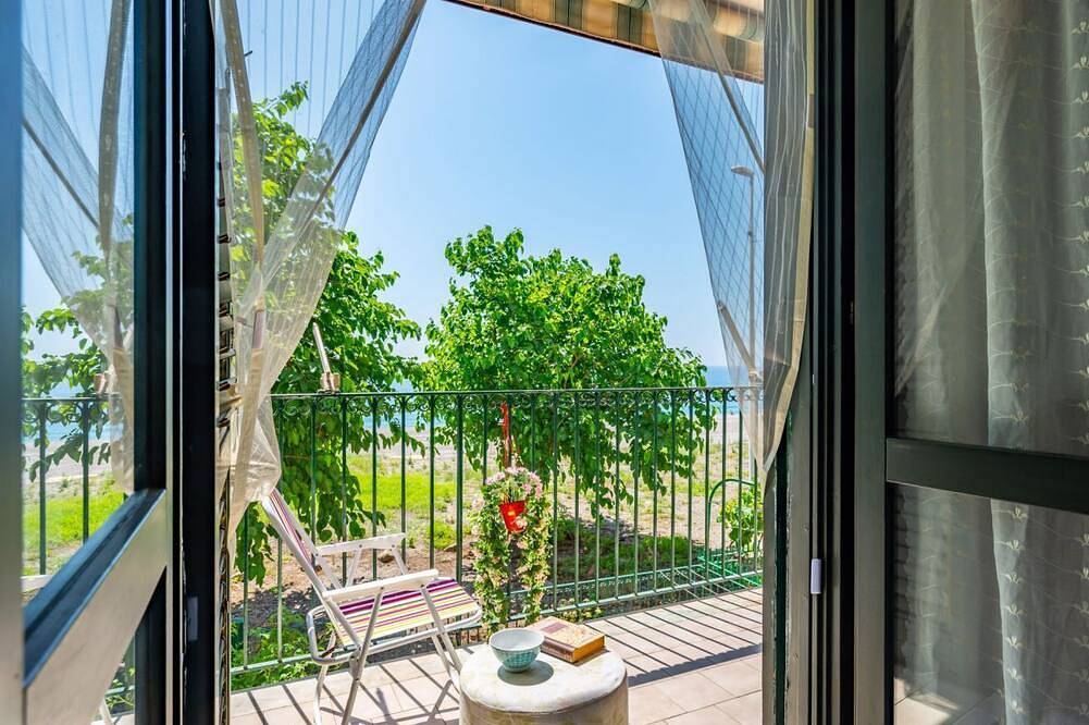 Apartamento entero, Seaside Apartment - Just Steps from the Beach in Fondachello, Provincia de Catania