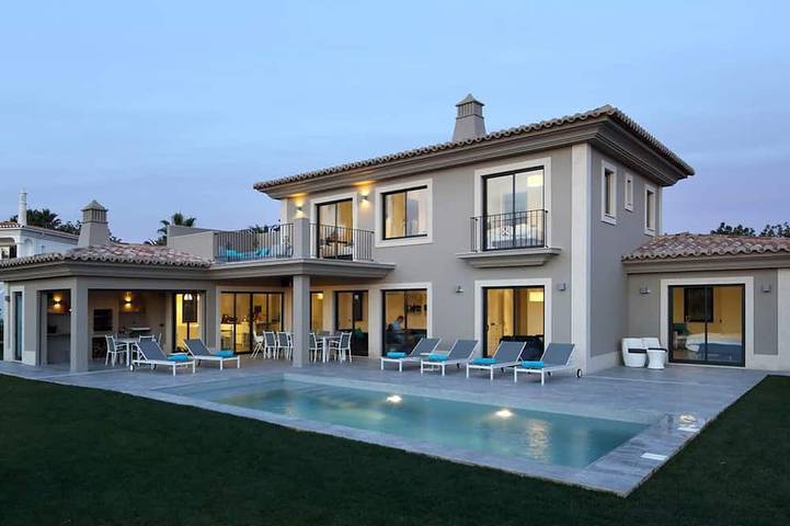 Vacation rental for 10 people, with yard and balcony in Carvoeiro