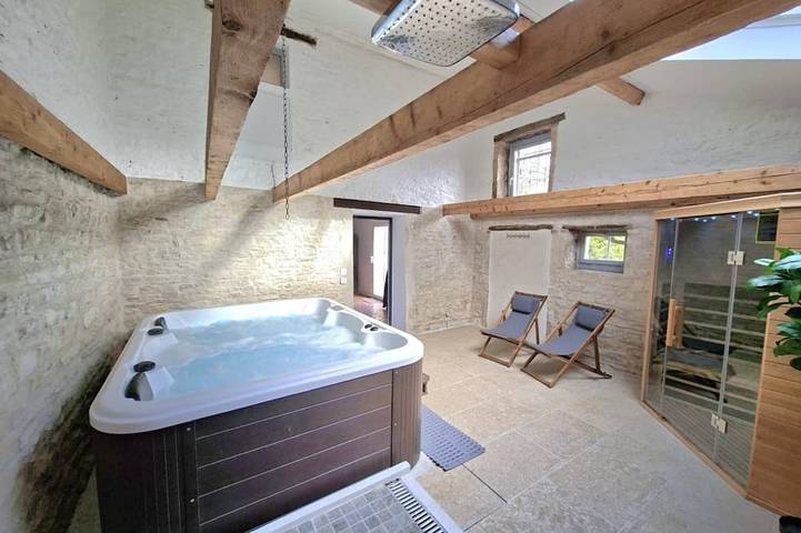 Gîte pour 6 personnes, avec Jacuzzi ainsi que Jardin et Sauna à Ruffey-lès-Beaune