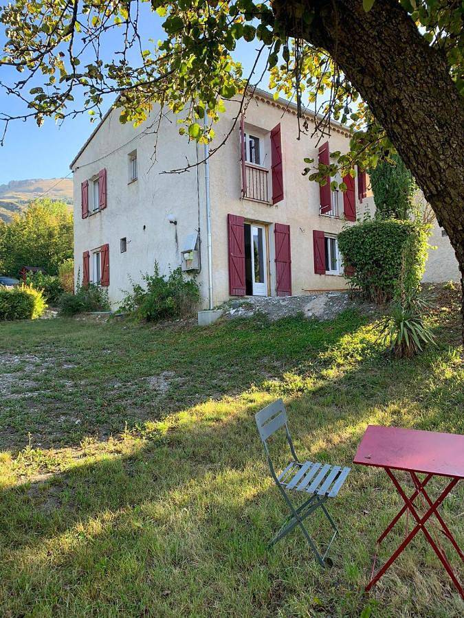 Gîte pour 7 personnes, avec piscine et vue ainsi que balcon et jardin dans Tartonne