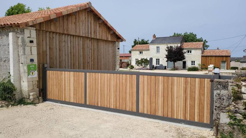 Location de vacances pour 13 personnes, avec vue ainsi que jardin et piscine, animaux acceptés à Saint-Macaire-du-Bois - 2