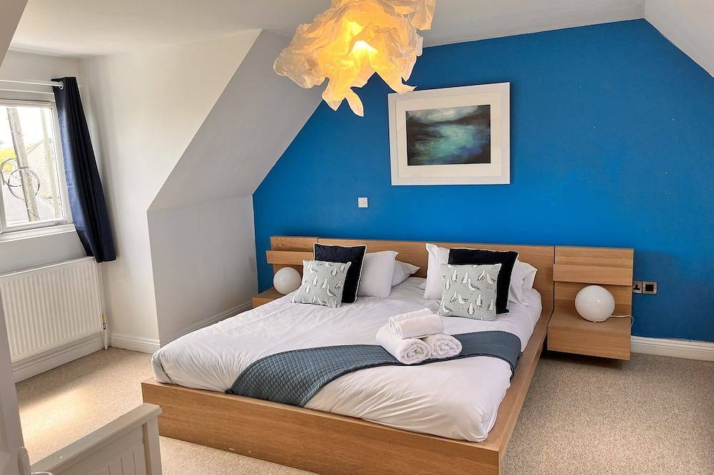 Wonderful beach house just 250 metres from Fistral Beach. (Summer Discounts) in Newquay, Cornwall