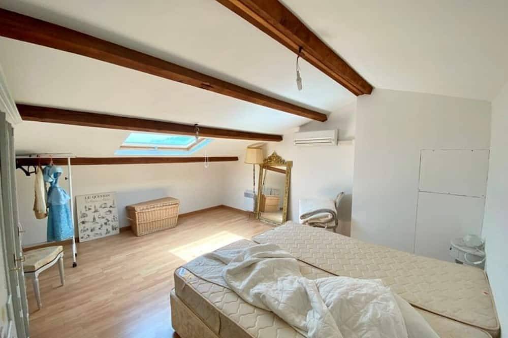 Villa At The Foot Of The Castle With Stunning Views in Gréoux-les-Bains, Regionaler Naturpark Verdon
