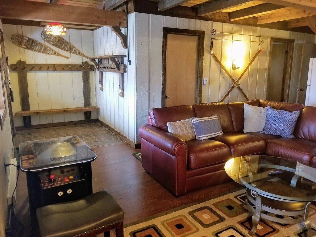 Geräumig und wunderschön restauriert Schuss Mountain \"A-Frame\" - für 12 Personen in Antrim County