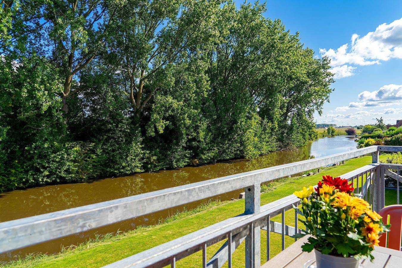Ganze Wohnung, Neubauwohnung (80qm) mit Balkon direkt am Wasser bei Greetsiel! in Eilsum, Krummhörn