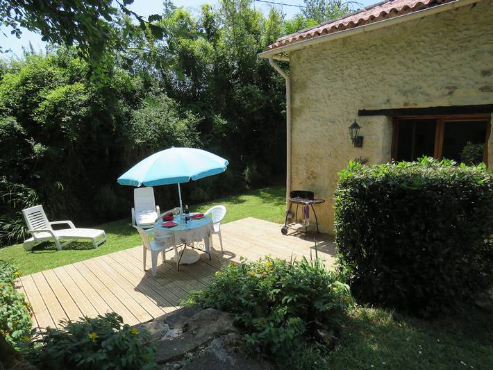 Gîte pour 3 personnes, avec jardin ainsi que terrasse et piscine à Justian