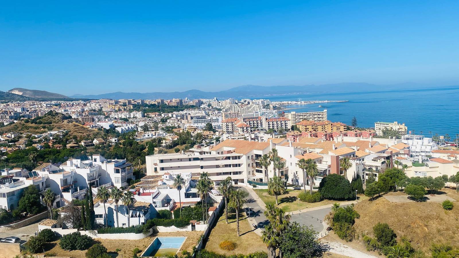 Apartamento entero, Apartamento 'Oasis Torrequebrada' con vistas panorámicas y piscinas comunitarias in Benalmádena Costa, Benalmádena