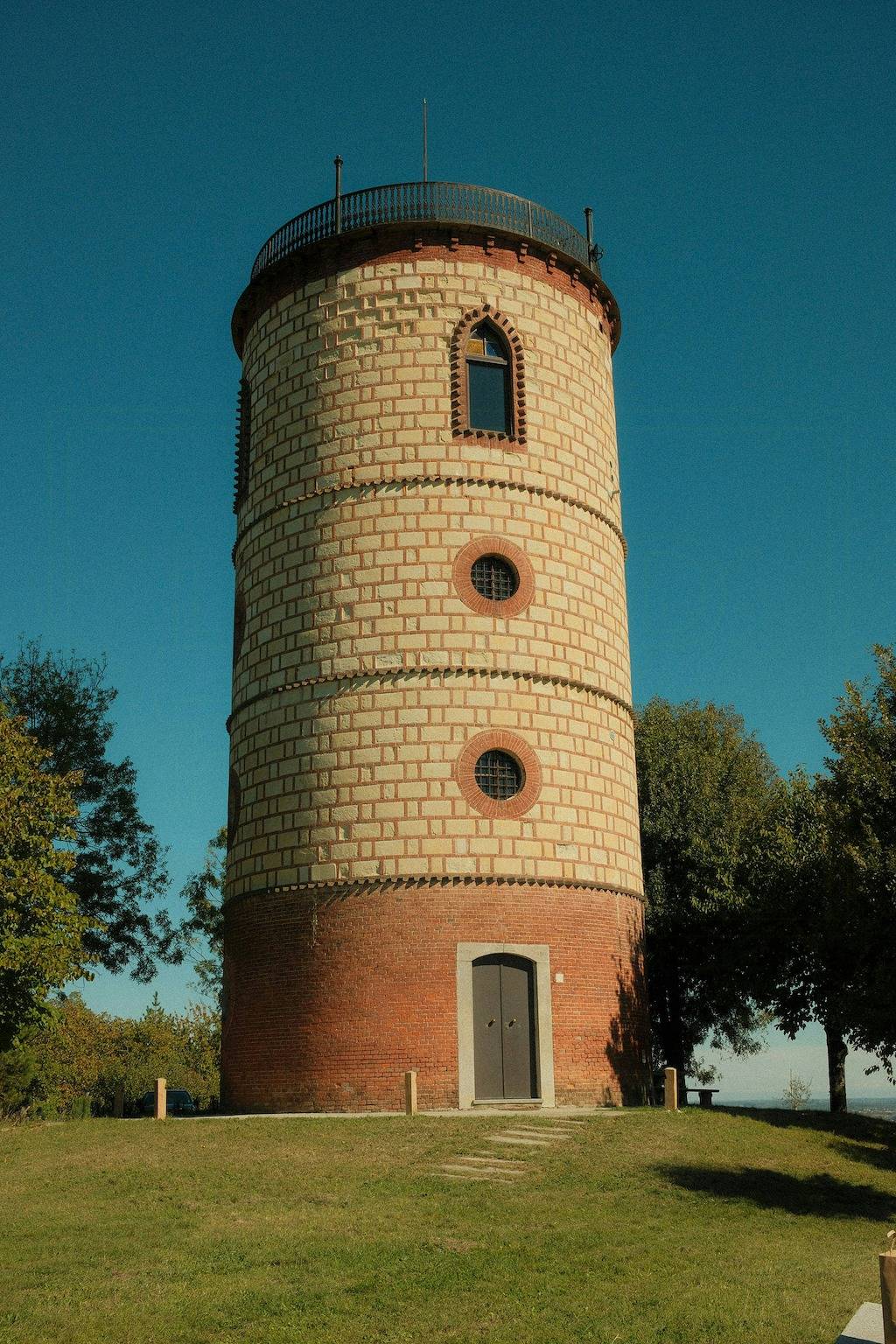 Historischer Turm mit Blick auf den Monferrato in Rosignano Monferrato, Alessandria Provinz