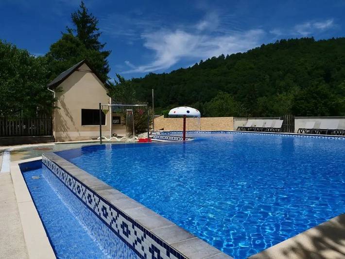 Camping pour 4 personnes, avec bassin pour enfant en Corrèze - 2