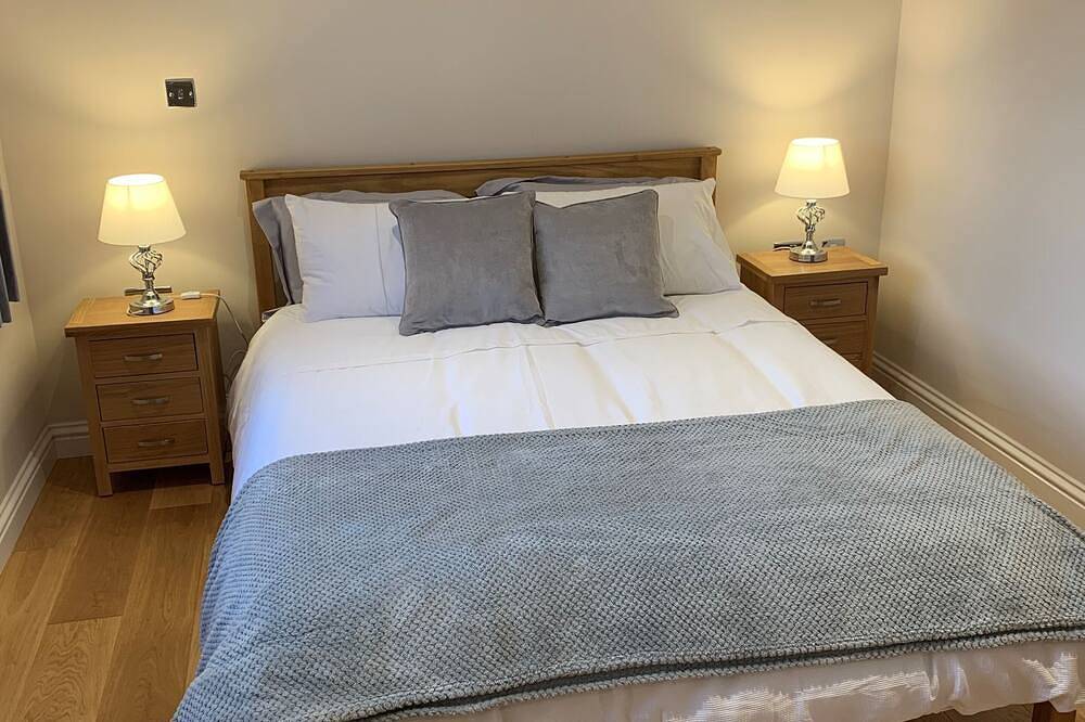 A modern luxury bungalow with an amazing hot tub located in a rural part of Kent in Greensands Ridge, East Sutton