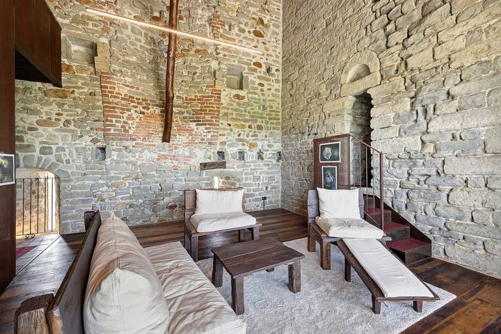 Mittelalterliches Schloss zwischen Langhe und Monregalese in Niella Tanaro, Cuneo Provinz