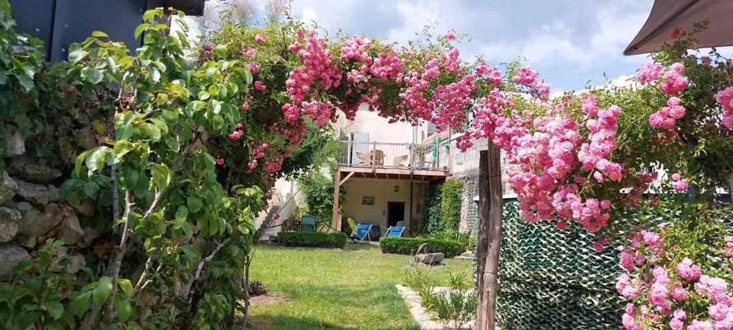 Location de vacances pour 4 personnes, avec jardin ainsi que vue et piscine, animaux acceptés à Baugé-en-Anjou - 2