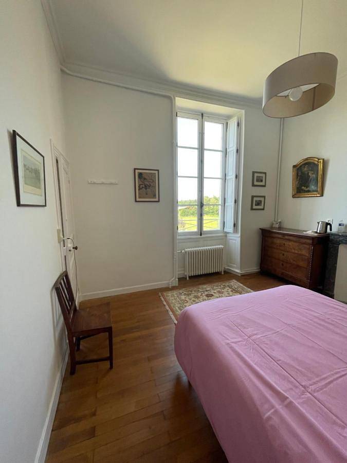 Location de vacances pour 3 personnes, avec piscine et vue ainsi que vue sur le lac et jardin à Fougeré - 2