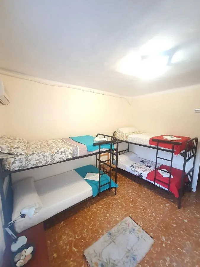 Hostal para 4 personas, con terraza y vistas - 1