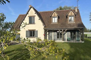 Location de vacances pour 8 personnes, avec terrasse ainsi que jacuzzi et jardin à Tour-en-Sologne