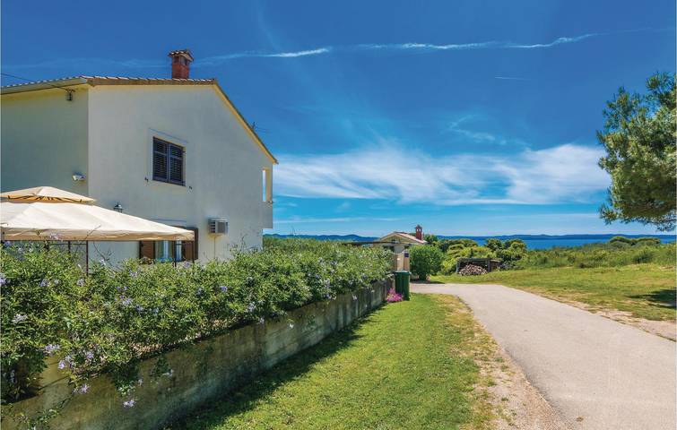 Ganze Ferienwohnung, Gemütliche Wohnung mit Terrasse und WLAN, 1 km vom Strand entfernt! in Zadar (Kommun), Zadar