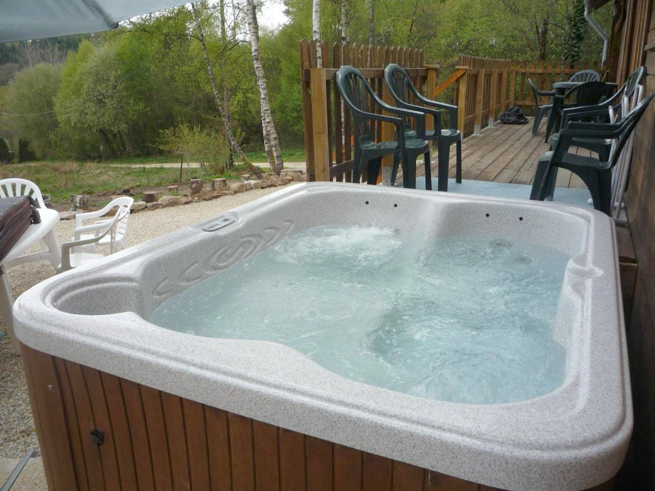 Woodlands Cottage with Hot Tub in Treignac, Région de Tulle