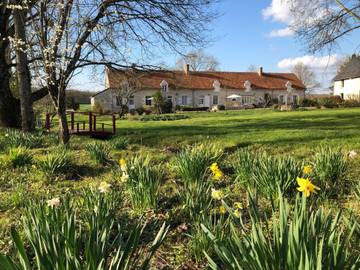 Gîte pour 3 personnes, avec vue ainsi que vue sur le lac et jardin à Sambin
