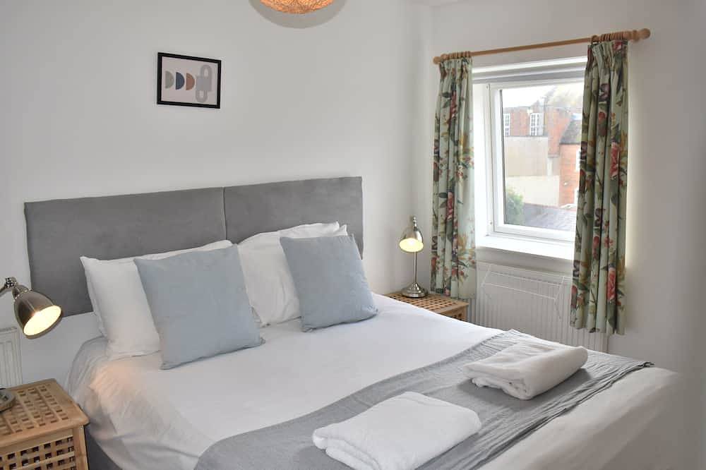 Entire apartment, Peaceful City Centre Top Floor Apartment - Located in the Heart of Chichester, Sleeping 2/3 People. in Chichester, West Sussex
