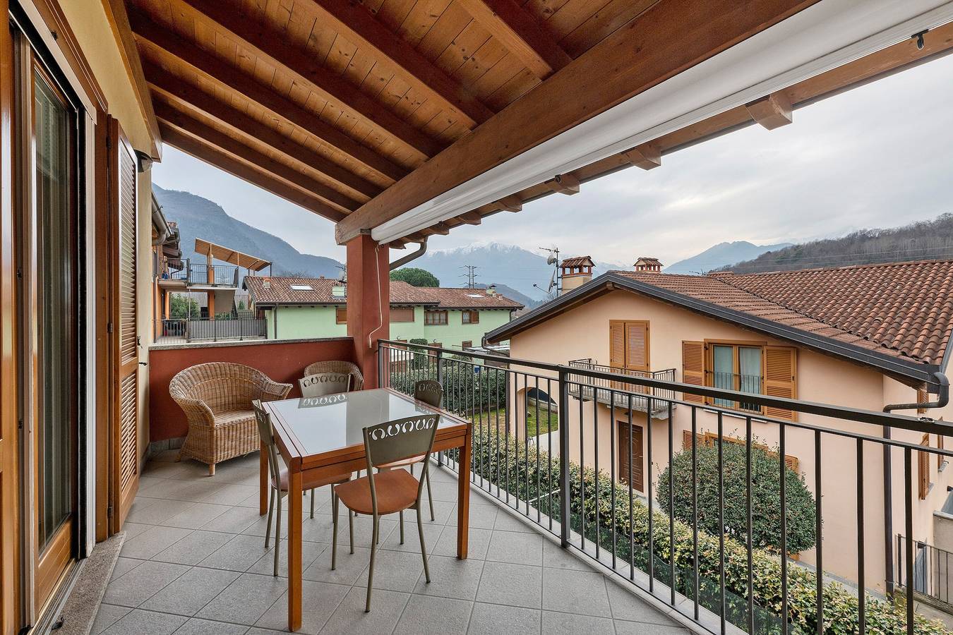 Ganze Wohnung, Modernes Apartment mit Terrasse und Galerieebene in Colico, Orobie Alpen West