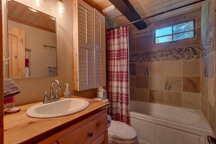 Vacation rental for 8 people, with yard and hot tub as well as balcony in Tahoe City