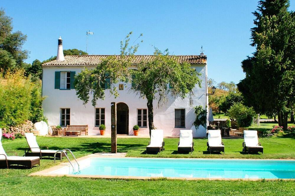 Casa de campo exclusiva. Amplio jardín y piscina. Cerca del pueblo. in Constantina, Sierra Morena