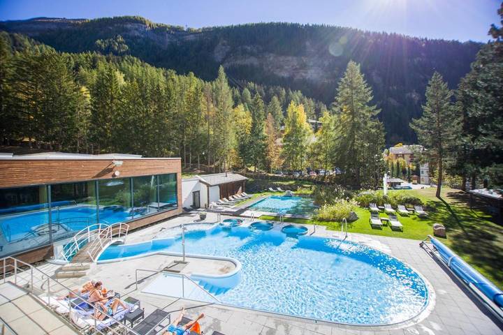 Hotel für 4 Personen, mit Balkon und Whirlpool sowie Terrasse und Garten in Leukerbad