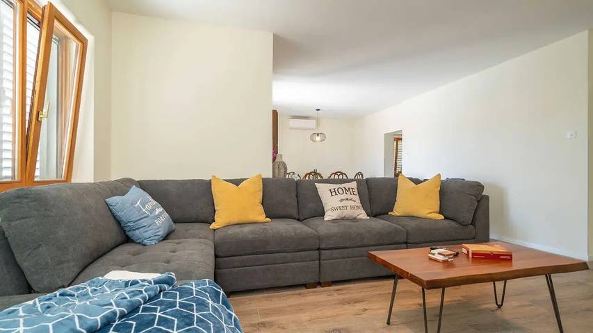 Villa for 7 people, with balcony in Srebreno