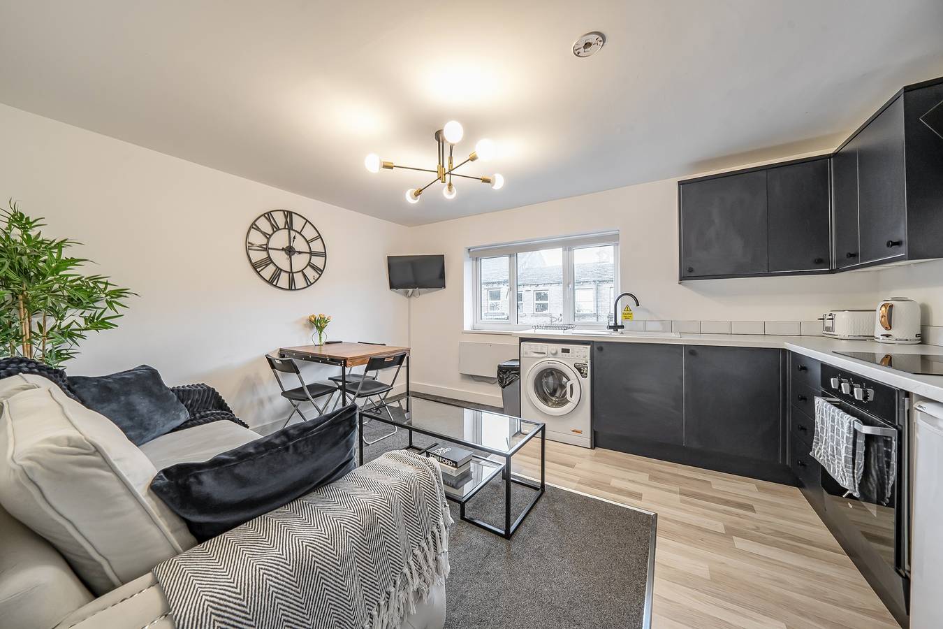 Entire holiday apartment, 2 Bed apartment Sleeps 3 -Smart Tv -Private garden in Huddersfield, West Yorkshire