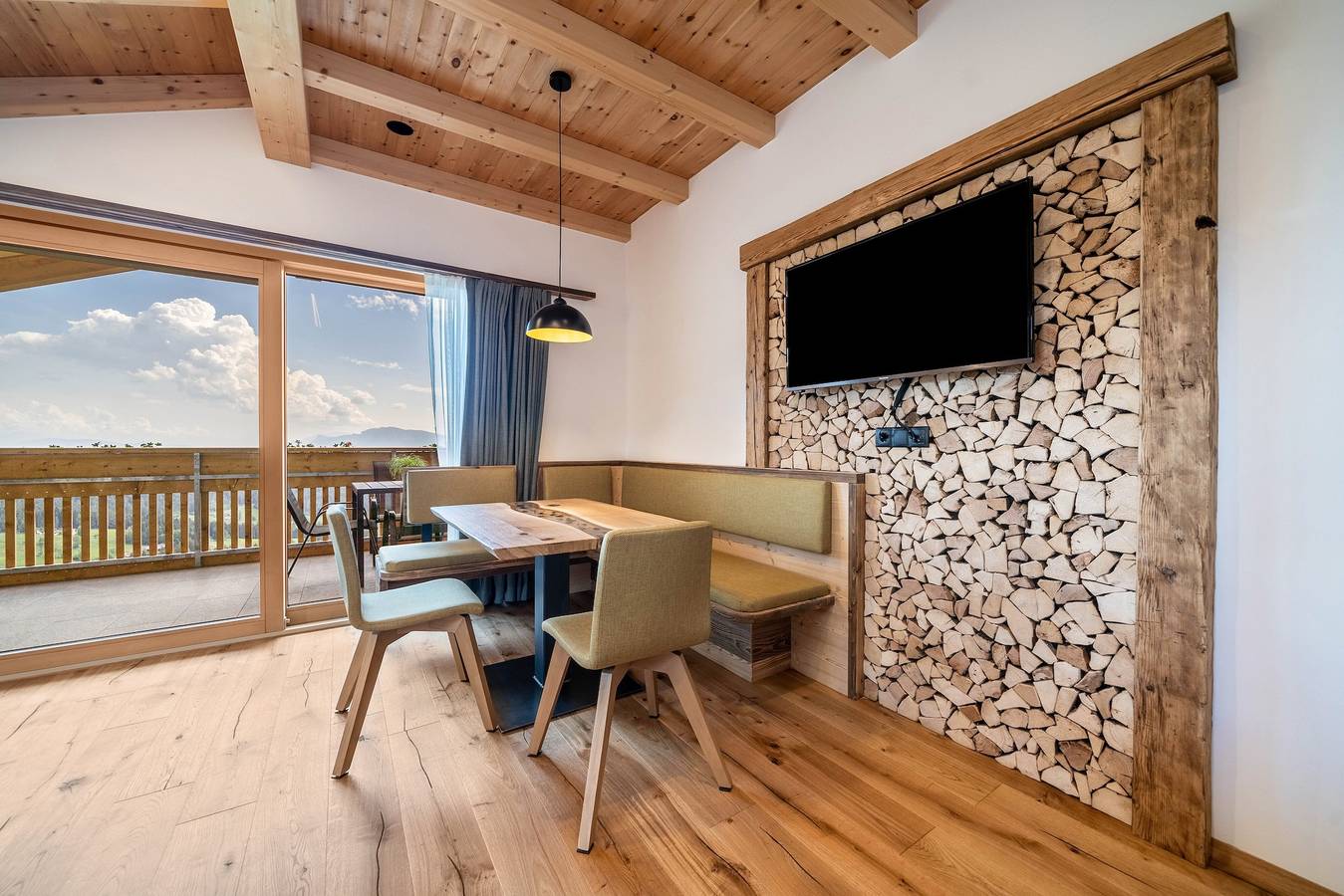 Ganze Wohnung, Ferienwohnung 'Haughof - Lärchenweide' mit Bergblick, Wlan & Balkon und sehr ruhige Lage in Vöran, Sarntaler Alpen
