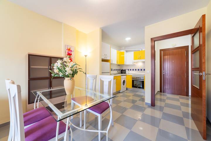 Apartamento entero, Apartamento 'Esbamar Vi' con piscina compartida, Wi-Fi y aire acondicionado in Las Marinas Roquetas, Roquetas de Mar