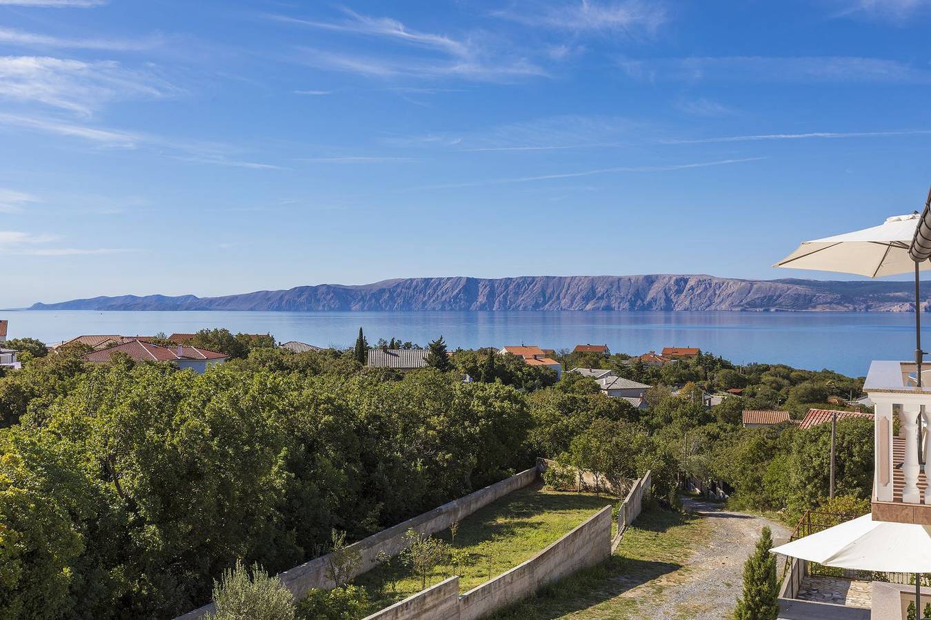 Ganze Wohnung, Idyllisches Apartment nur 470 Meter zum Strand mit Meerblick, Babybett - Hunde willkommen in Povile, Primorje-Gorski Kotar