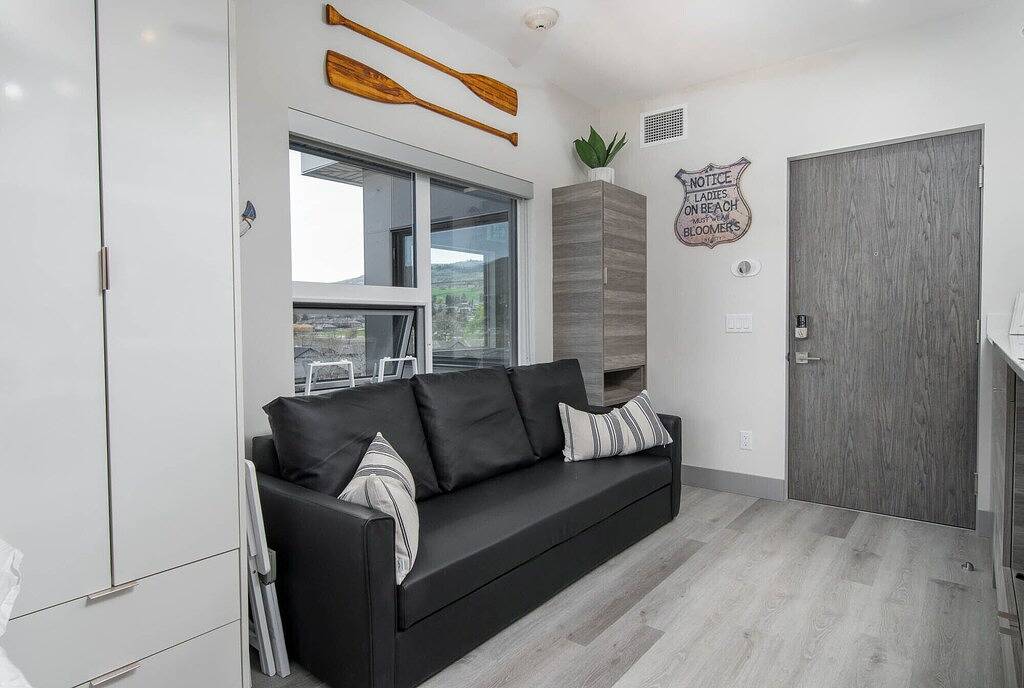 Ganze Wohnung, Lake Okanagan Cozy Beach Condo! Corner Penthouse w/ 180° Views in Vernon, Silver Star