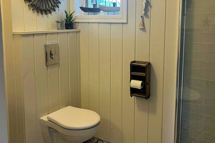 Ferienhaus mit Terrassen an drei Seiten auf einer idyllischen Insel in Sandnes