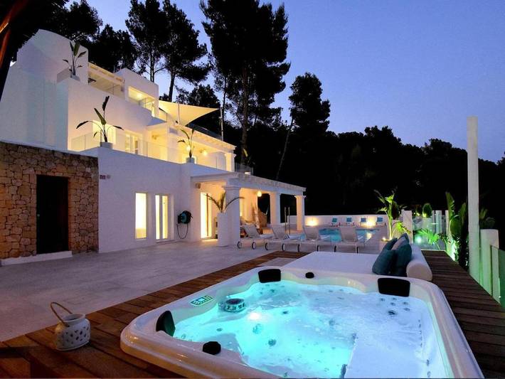 Villa pour 8 personnes, avec Balcon ainsi que Terrasse et Piscine