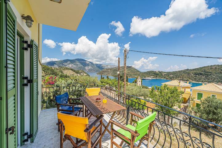 Gîte pour 4 personnes, avec bassin pour enfant ainsi que jardin et balcon dans Vathy