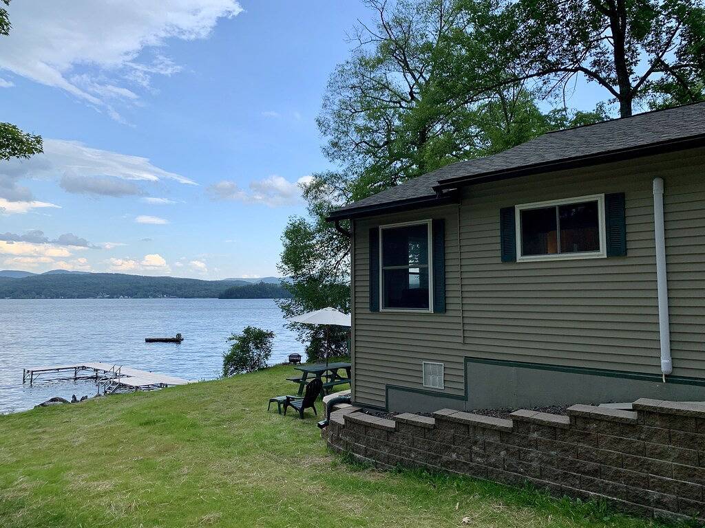 Private lake-front cabin with walk-in access to water, next to state park. in Rutland County